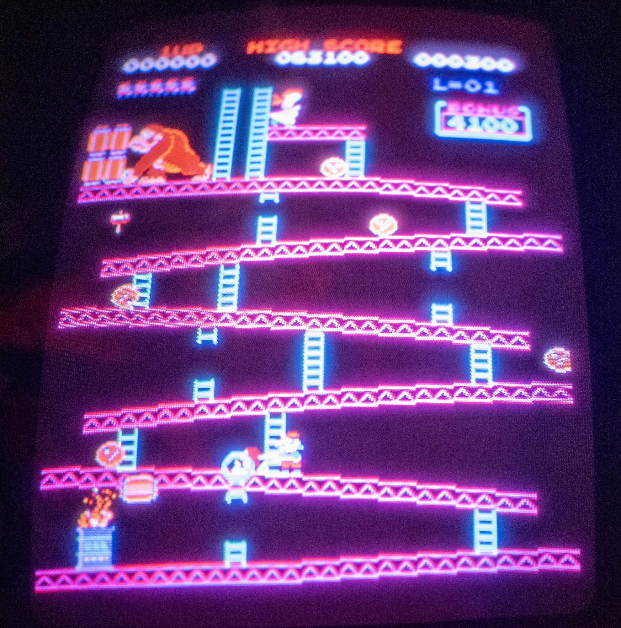 Donkey Kong throwing barrels